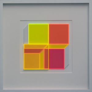 Klaus Joas, FARBKUBEN B, 2022, Lichtverstärkendes Acrylglas, Karton, 52,5 x 52,5 cm, Unikat