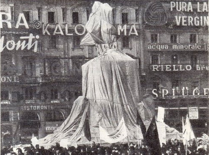 Christo Wrapped Monument to Vittorio Emanuele W.M. 7, 1975 Fotografie auf Guarro Bütten r. o. nummeriert, r. o. signiert Christo 55,5 x 70,5 cm 75 arab. num., sign. Exemplare
