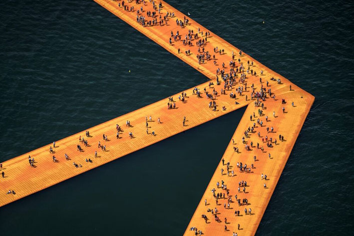 Christo & Jeanne-Claude, Wolfgang Volz The Floating Piers, Lago d’Iseo Original-Fotografie von Wolfgang Volz von beiden Künstlern handsigniert 70 x 107 cm 7 nummerierte Exemplare zzgl. E.A. WV 08, 2016