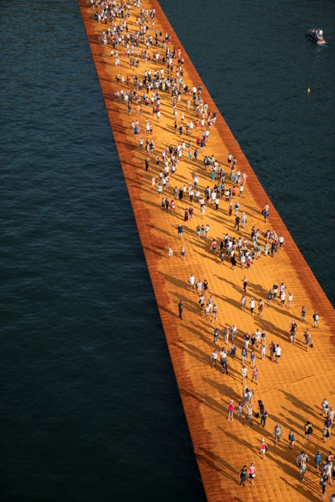 Christo & Jeanne-Claude, Wolfgang Volz The Floating Piers, Lago d’Iseo Original-Fotografie von Wolfgang Volz von beiden Künstlern handsigniert 107 x 70 cm 7 nummerierte Exemplare zzgl. E.A. WV 25, 2016