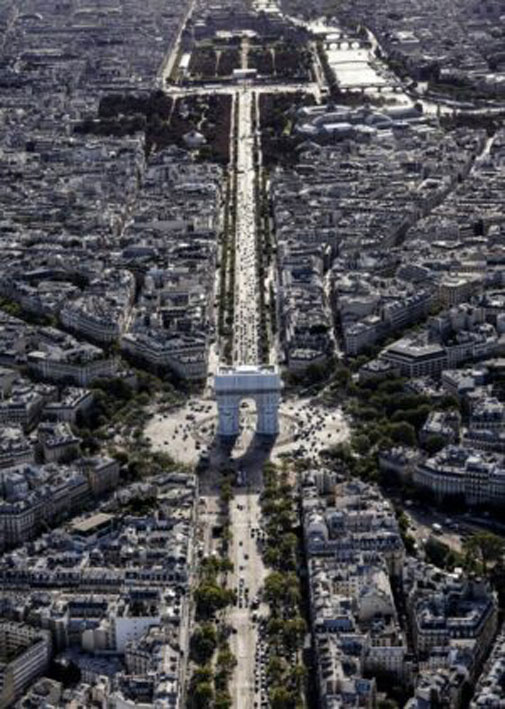Christo Paris Arc de Triomphe Original-Fotografie von Wolfgang Volz Motiv 2, 2021 von Wolfgang Volz handsigniert und nummeriert 100 x 71 cm 7 Exemplare zzgl. 2 A.P.