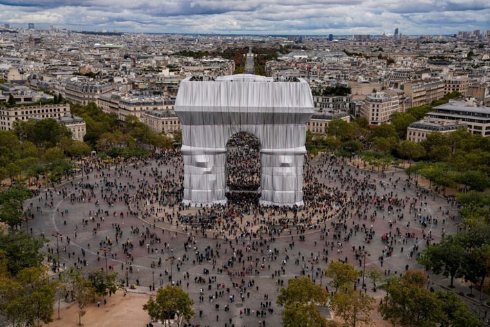 Christo Paris Arc de Triomphe Original-Fotografie von Wolfgang Volz Motiv 11, 2021 von Wolfgang Volz handsigniert und nummeriert 100 x 150 cm 3 Exemplare zzgl. 2 A.P.