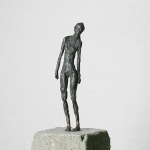 Susanne Kraißer Tanz Am Abgrund IV Bronze, Beton, Stahl 20 x 20 x 147 cm Auflage 18 Ex.